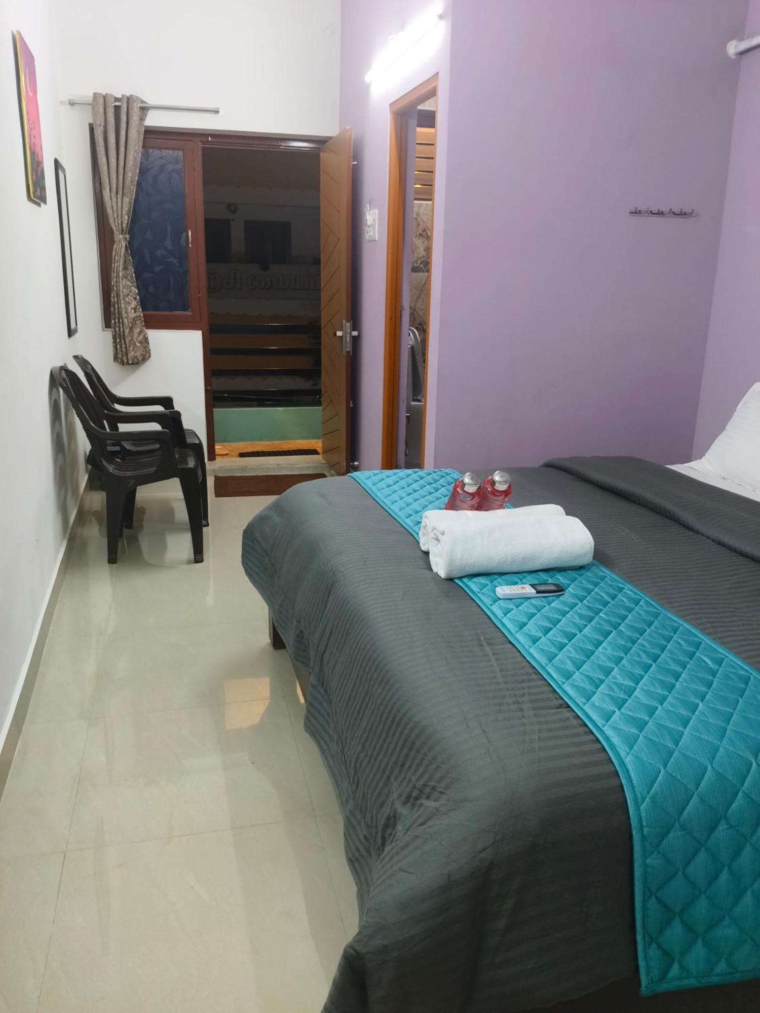Rudhraksh Comfort Guest house *