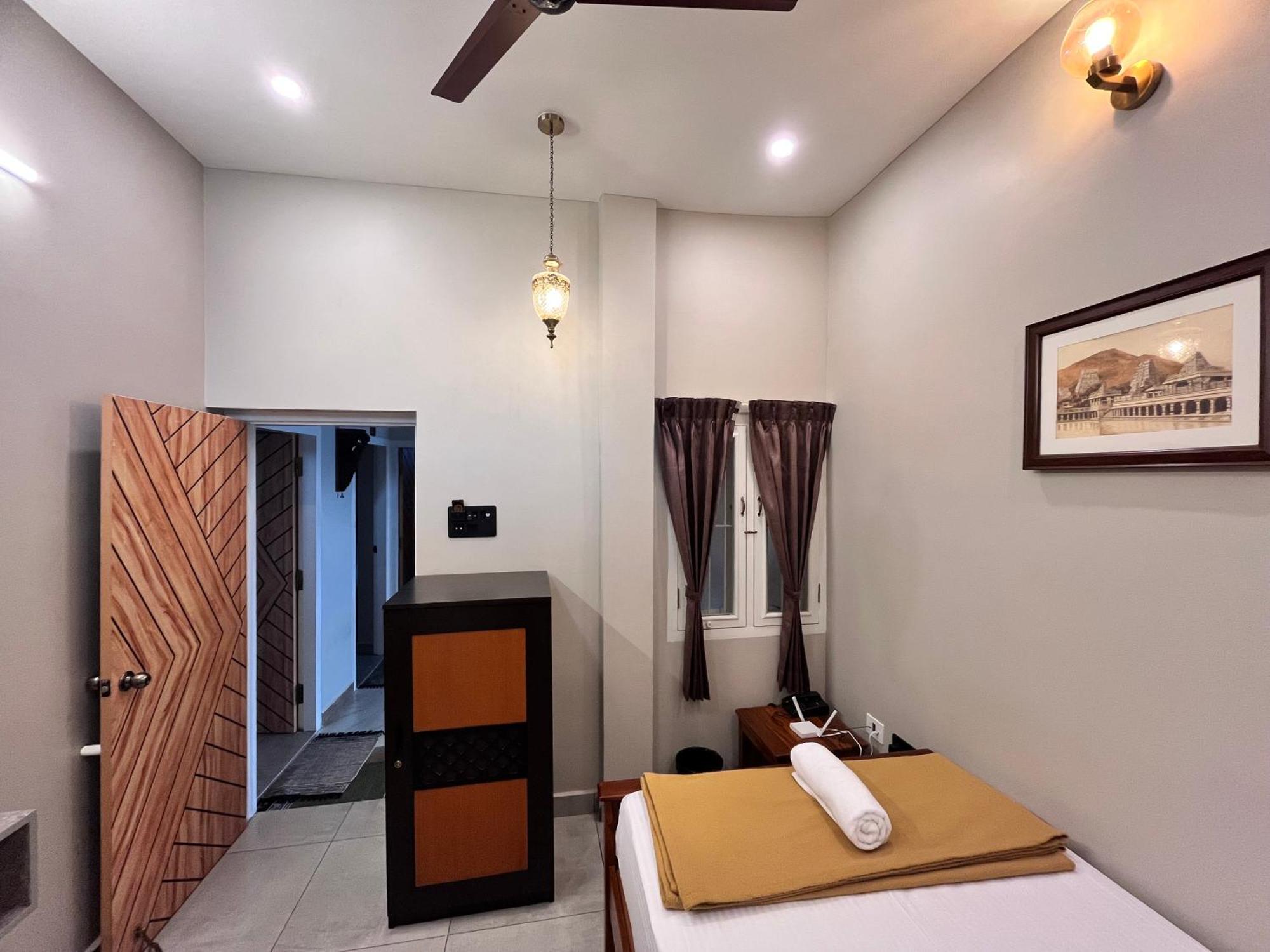 Dwaraka Hotel Tiruvannamalai